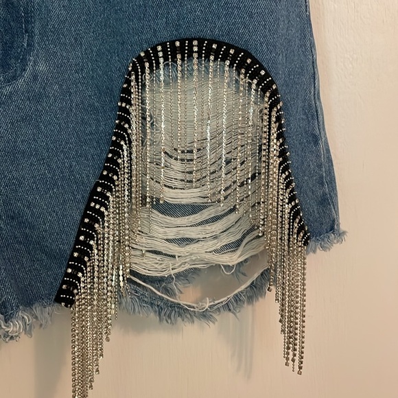 Le Lis Women’s distressed denim shorts with rhinestone tassels, raw hem. Size S - Picture 2 of 4